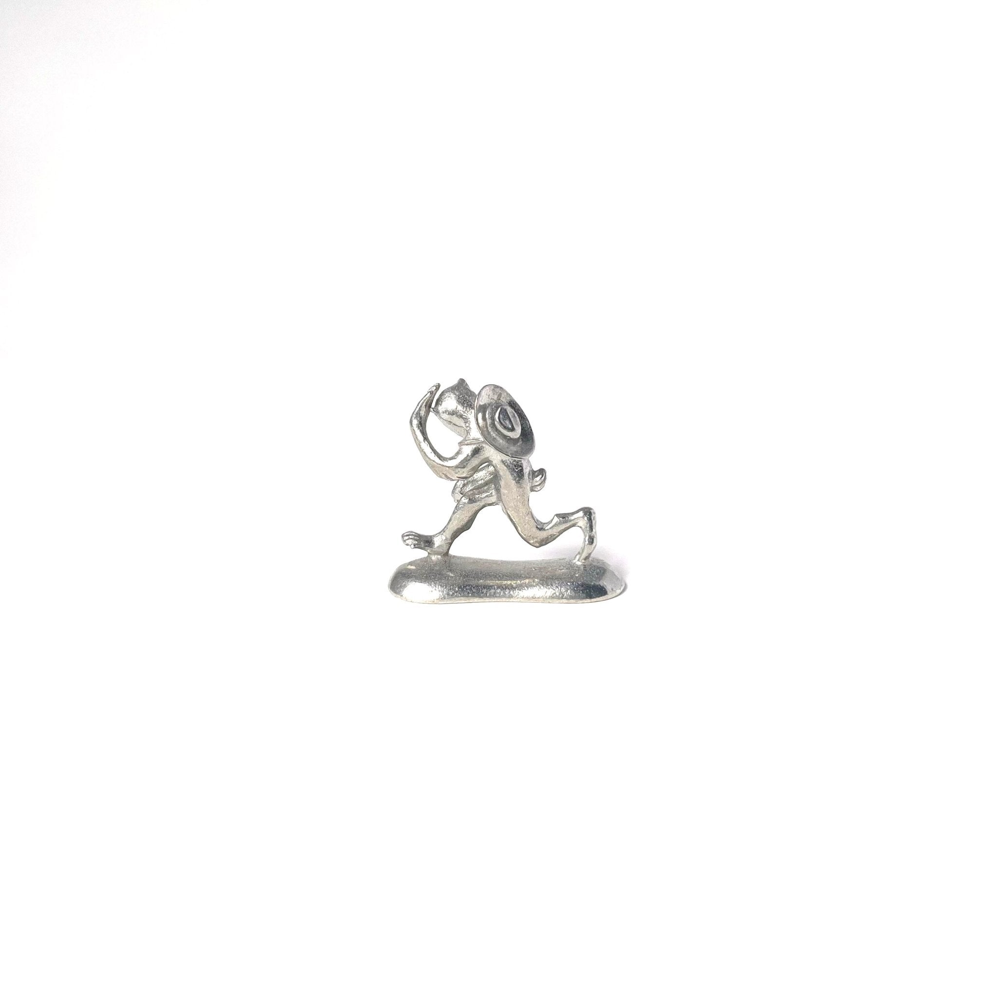hōjū-giga tin incense holder featuring a running frog figure with a traditional straw hat—crafted in Japan and inspired by the famous animal caricature scrolls.