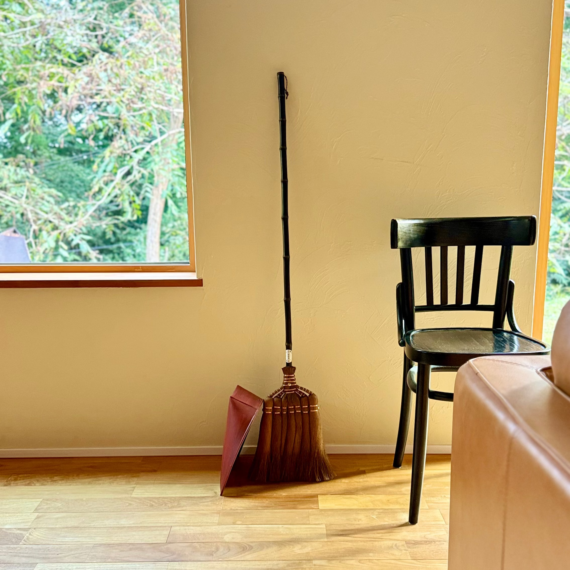 Japanese Shuro Broom Full Size 125cm, shown with a harimi leather dustpan in a room setting.