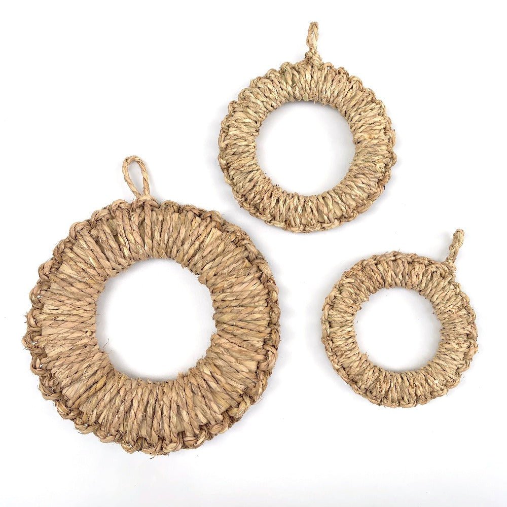 Set of three round Japanese straw pot mats in different sizes, handwoven in Niigata using natural rice straw, ideal for protecting surfaces from hot cookware