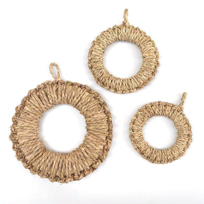 Set of three round Japanese straw pot mats in different sizes, handwoven in Niigata using natural rice straw, ideal for protecting surfaces from hot cookware