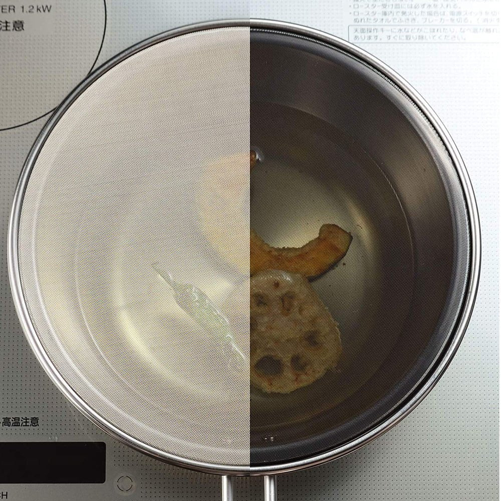  Side-by-side comparison of a frying pan with and without a splatter screen, demonstrating visibility and protection while cooking Japanese fried vegetables